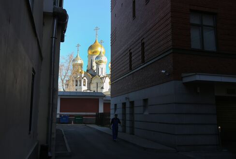 Rents in Moscow’s most coveted neighborhoods are plunging as demand withers with the exodus of U.S. and European executives at foreign corporations.