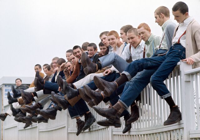 Μια ομάδα σκίνχεντ στο γήπεδο ποδοσφαίρου Meadow Park του Λονδίνου το 1975. Σημειώστε τα υποδήματα.