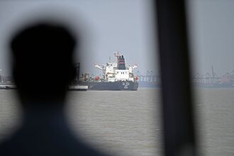 India Tanker Desh Garima Unloads Crude Amid Hormuz Supply Disruptions