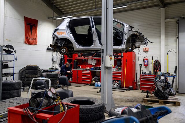 Dismantling an EV at a Gronvolds Bil-Demontering facility.