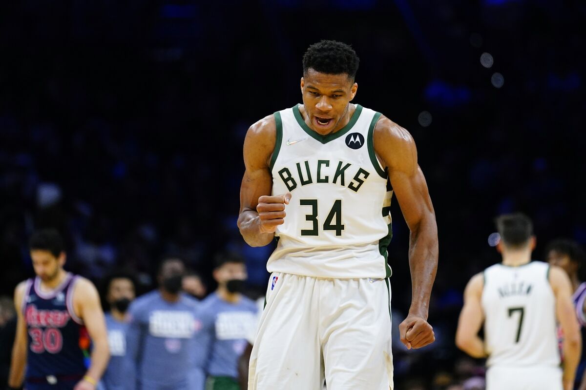 Antetokounmpo, Allen Lead Bucks Past Short-handed 76ers - Bloomberg