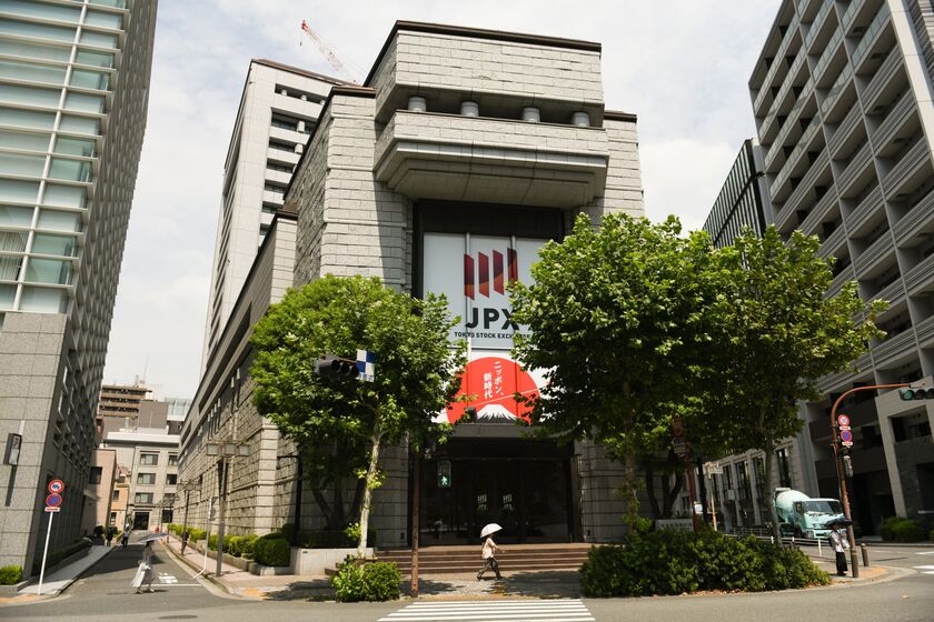 Japan’s Topix, Nikkei Stock Gauges Tumble 20% From July Peaks
