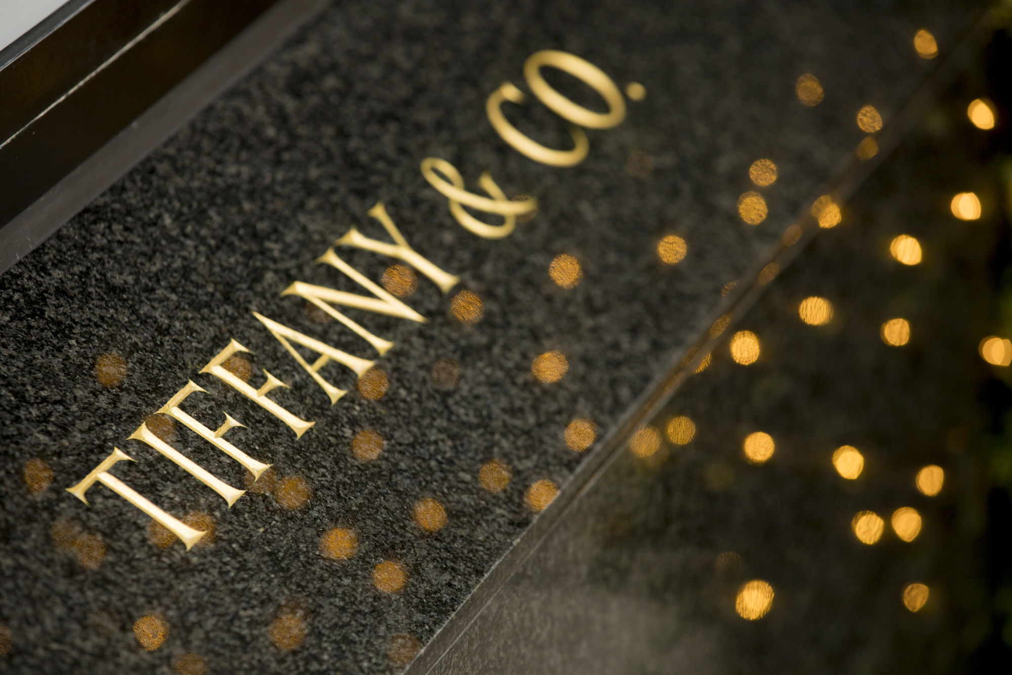 LVMH and Tiffany: Deal Bid Sweetened to $16 Billion - Bloomberg