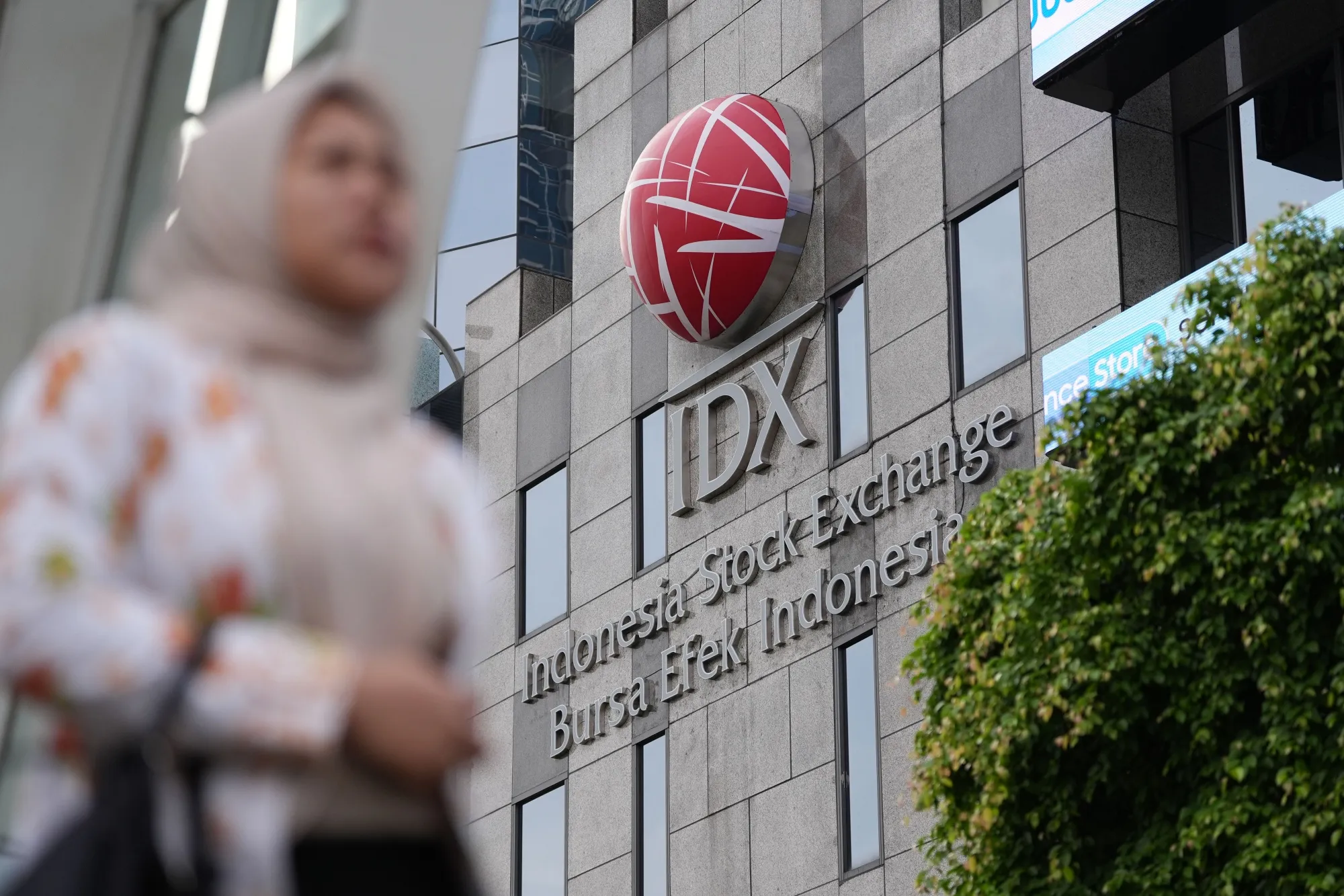 Grab-Backed Super Bank Jumps in Jakarta After $168 Million IPO - Bloomberg