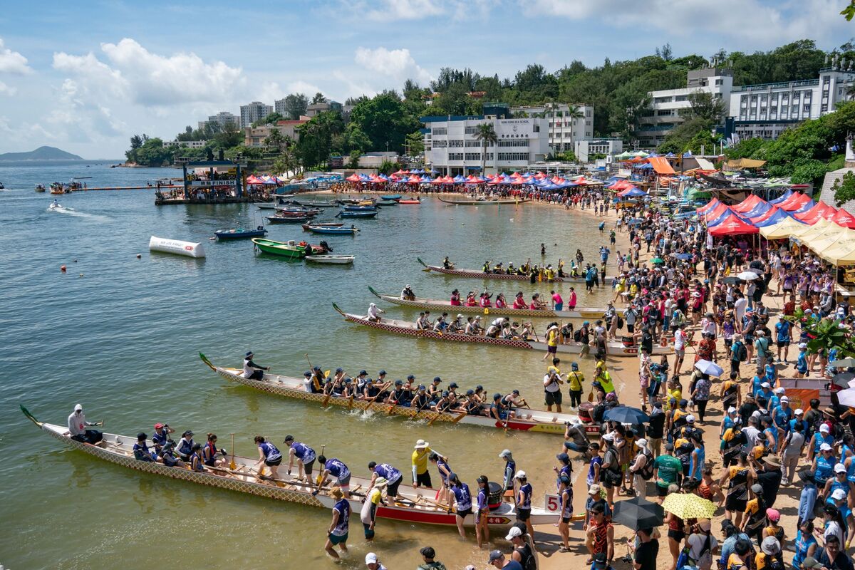 Hong Kong Bankers Get Ready to Swap Deal Books for Dragon Boats