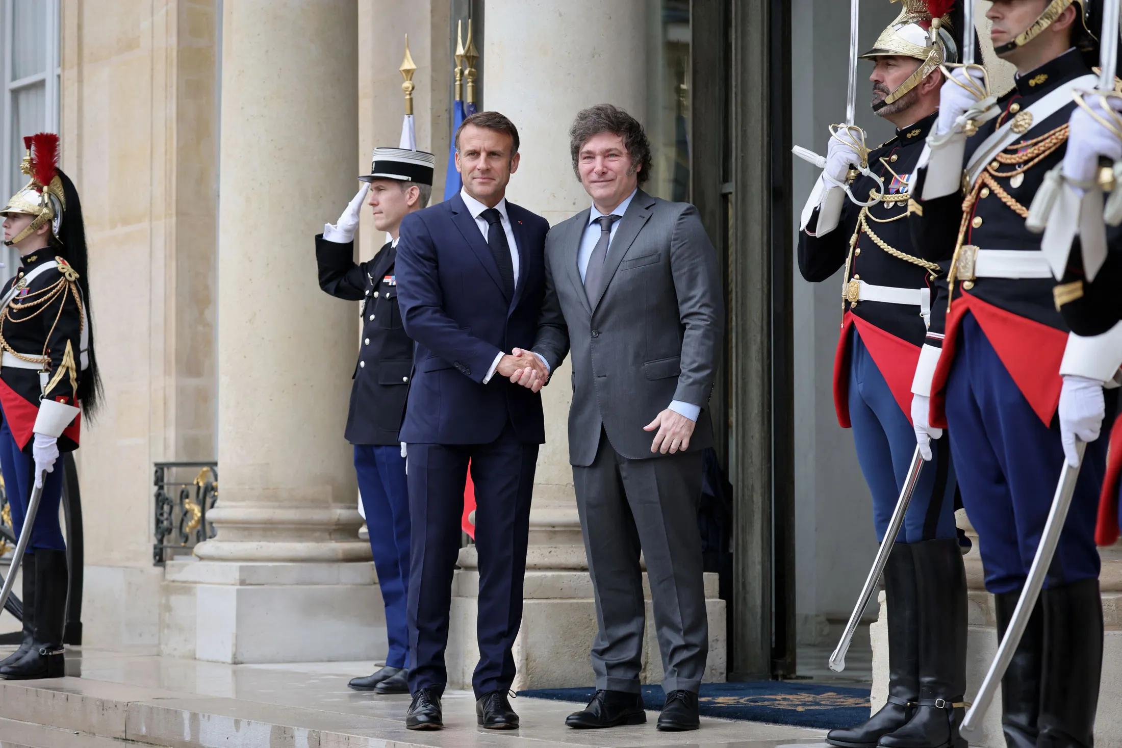 Emmanuel Macron saluda a Javier Milei en el Palacio del Elíseo en París el 26 de julio.