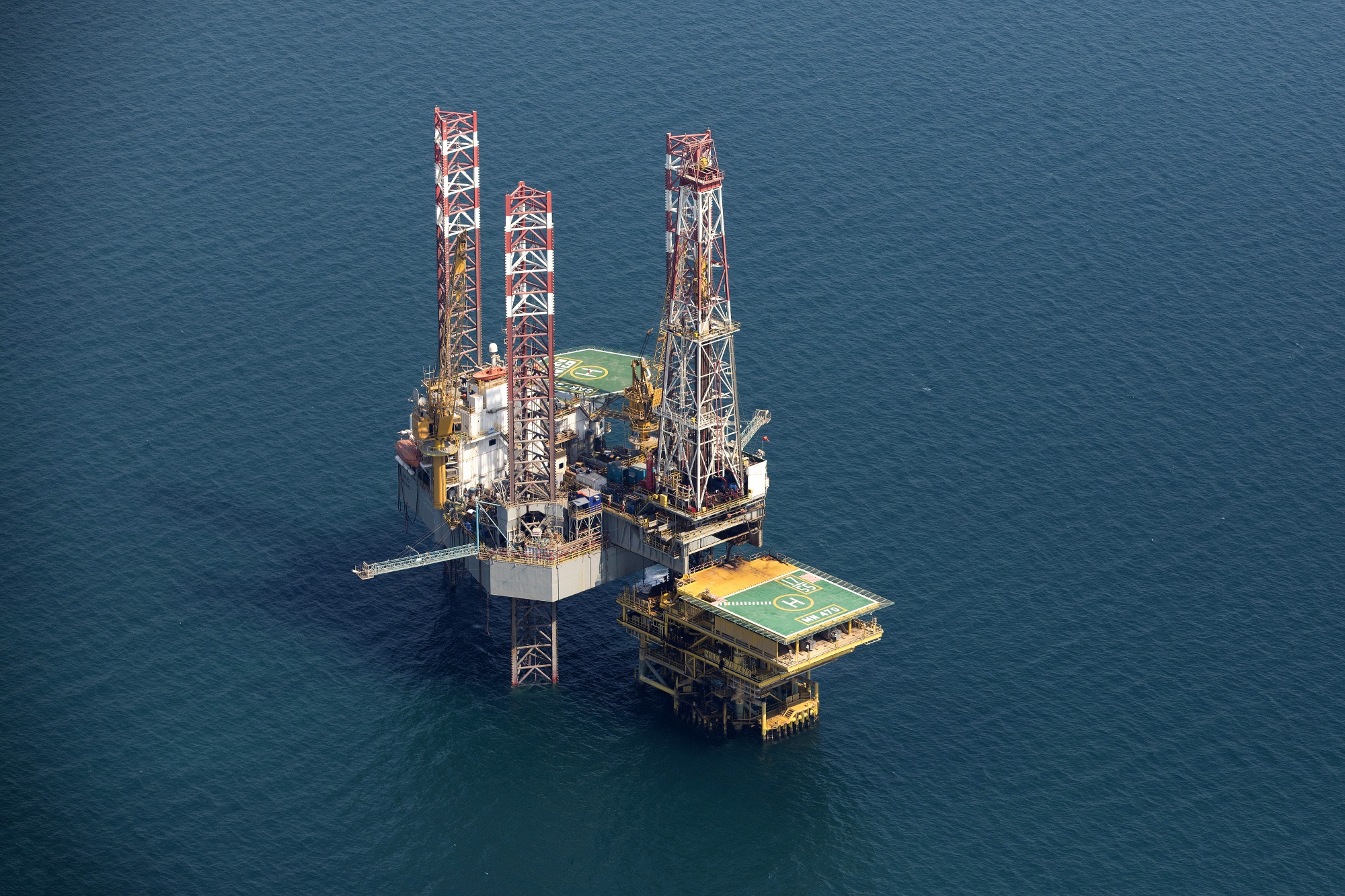 An offshore drilling platform stands in shallow waters at the Manifa offshore oilfield, operated by Saudi Aramco, in Manifa, Saudi Arabia.