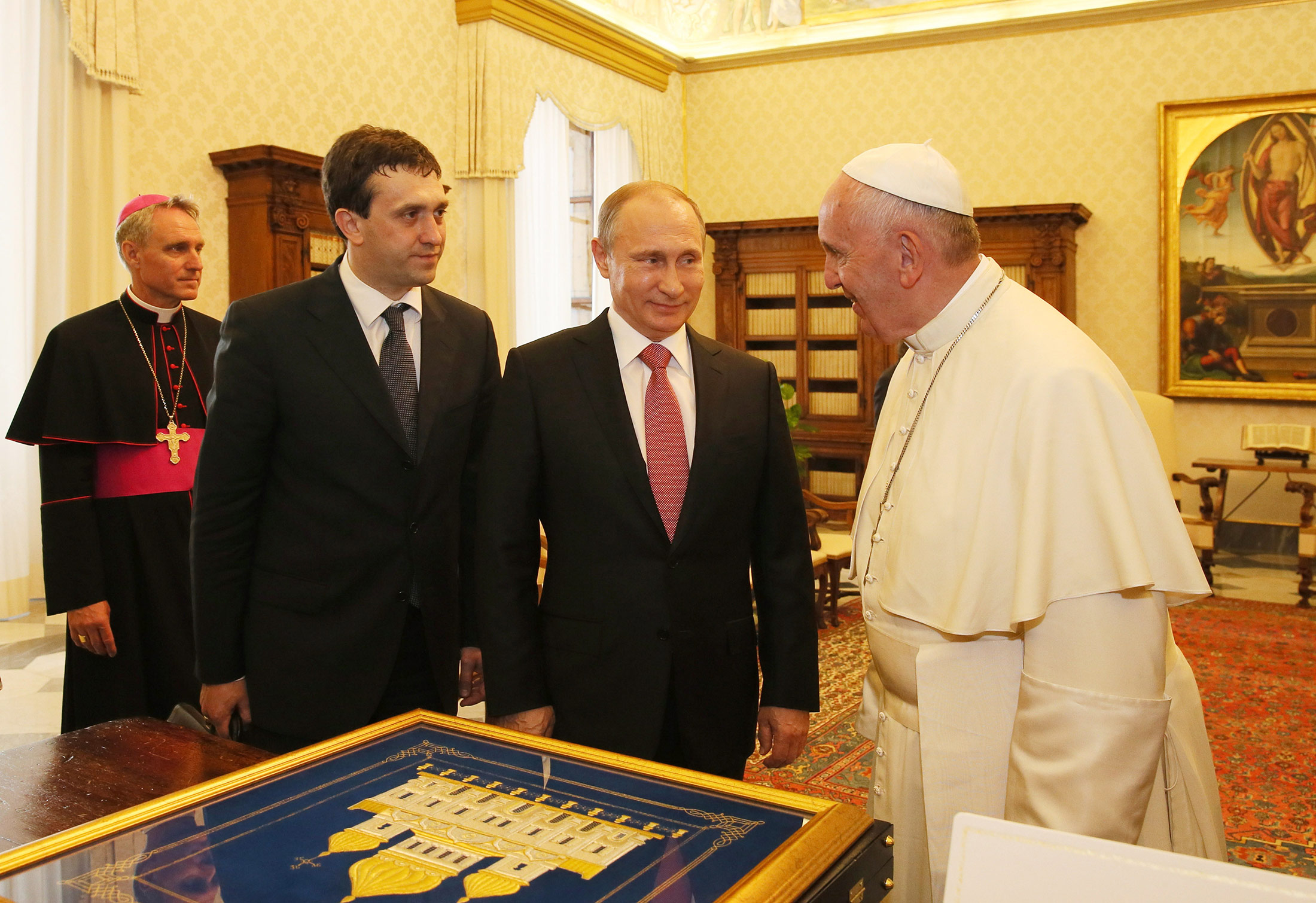 Putin Keeps Pope Waiting, Gets Told Off By Francis On Ukraine - Bloomberg