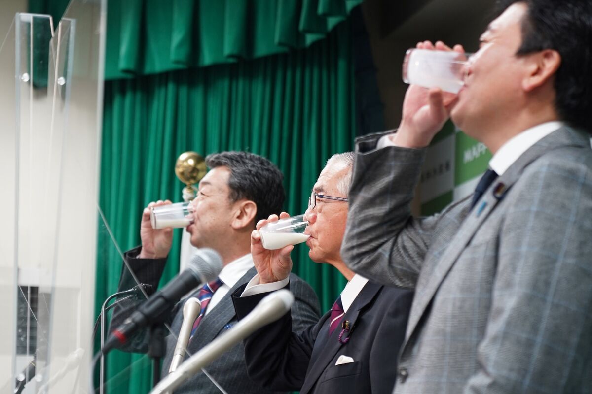 Japanese Officials Beg Public to Drink More Milk as Glut Worsens - Bloomberg