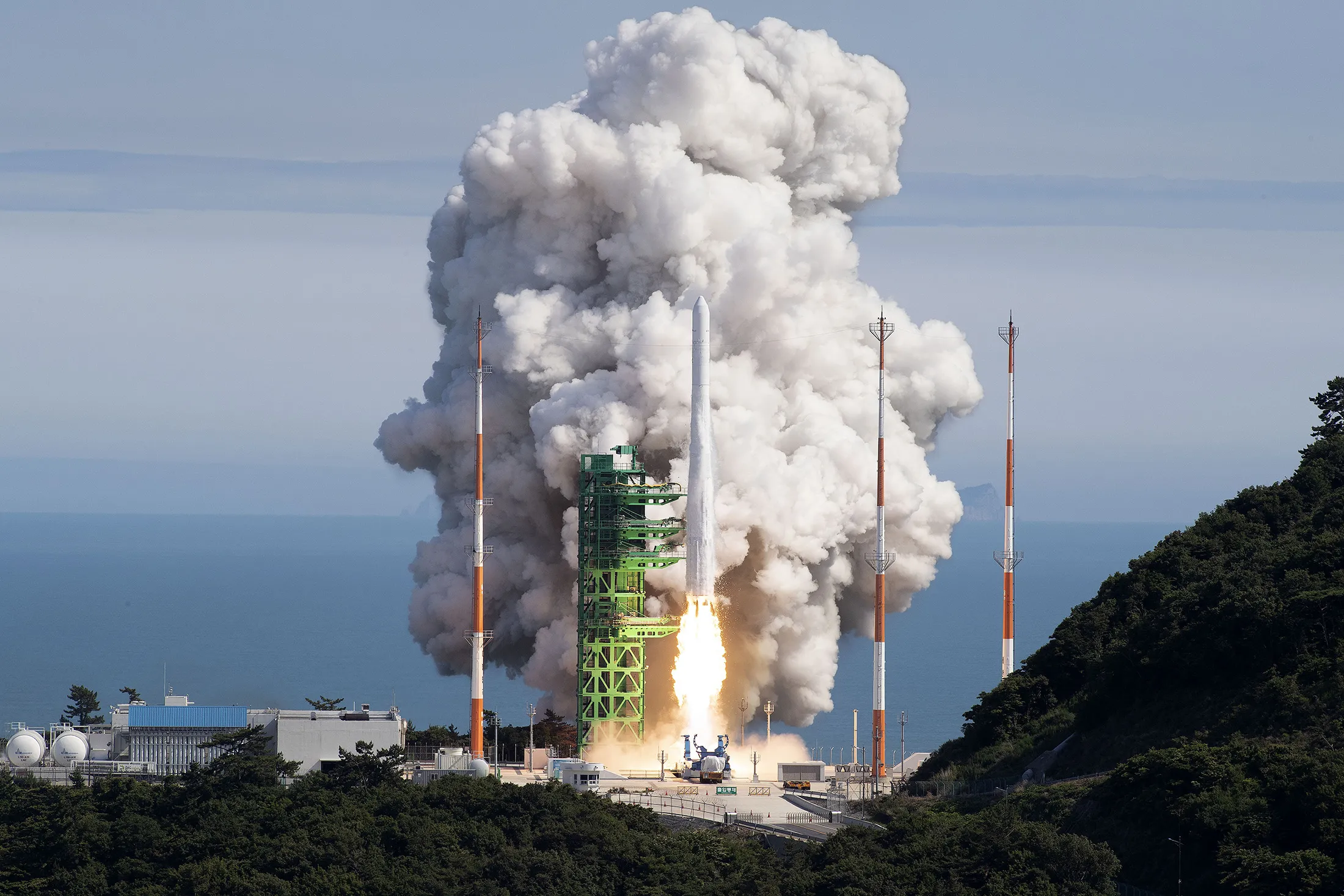 A space rocket takes off at&nbsp;the Naro Space Center in Goheung-gun, South Korea,&nbsp;on June 21, 2022.