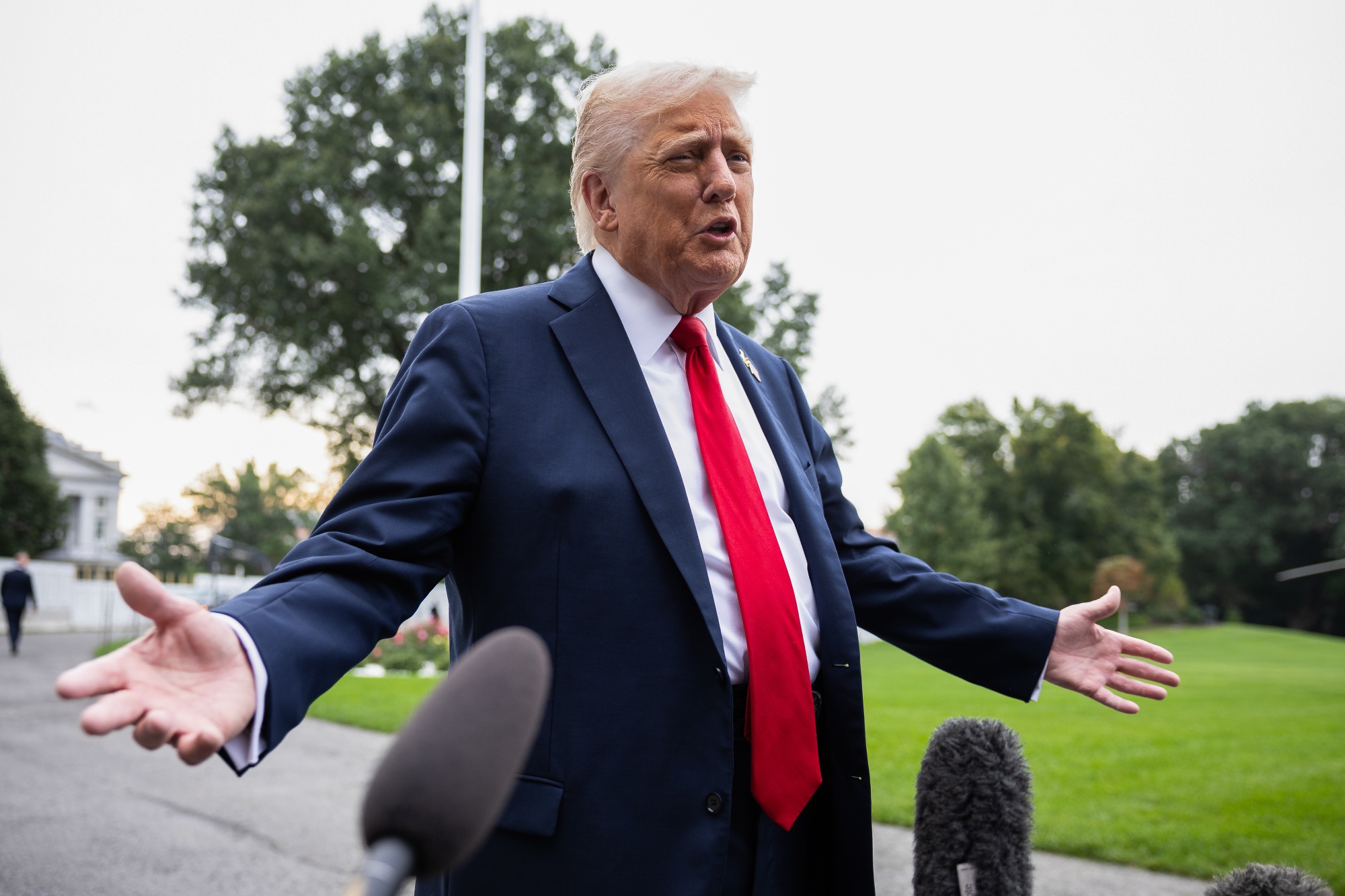ブルームバーグのニュース記事「米政府閉鎖、トランプ氏と民主党の対立は泥沼に－双方に政治的代償」の画像