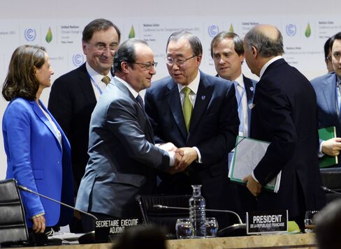 Francois Hollande shakes hands with Ban Ki-moon after a statement at conference