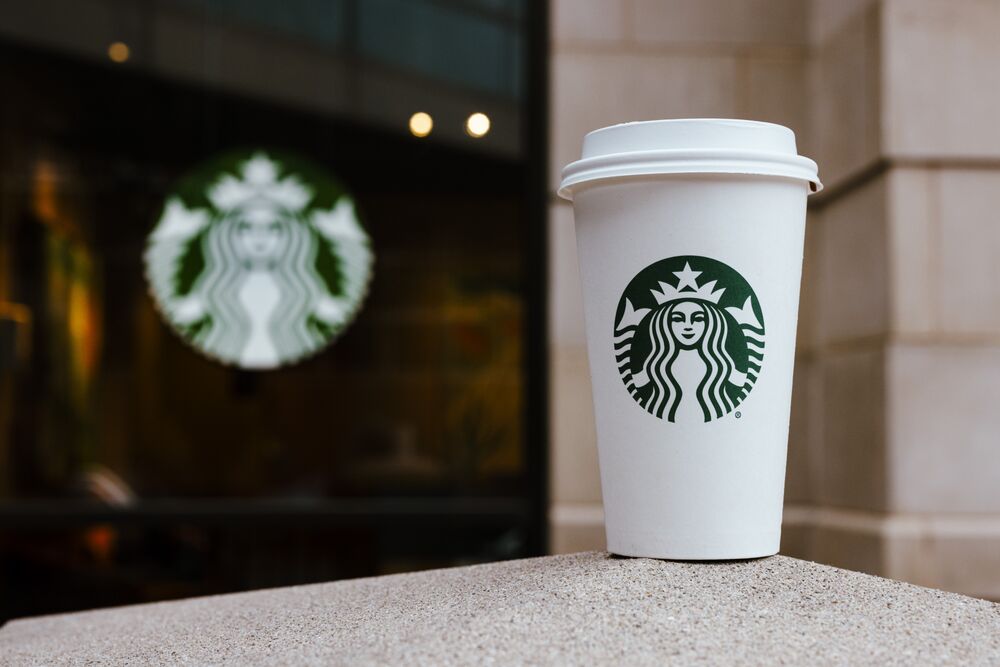 スタバ、米国のドリンクメニュー3割減へ－顧客の待ち時間短縮狙う 