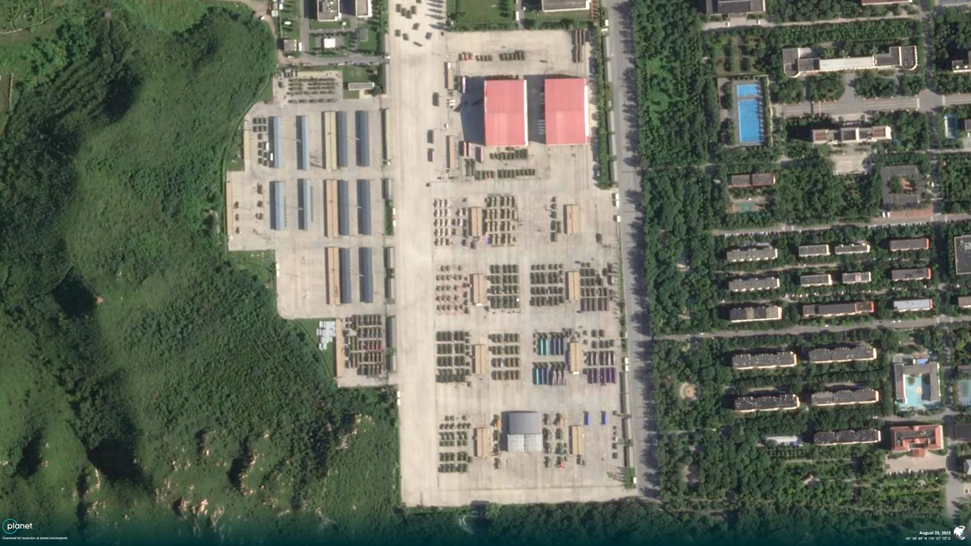 中国、9月3日の軍事パレードで最新兵器披露へ－衛星画像が示す