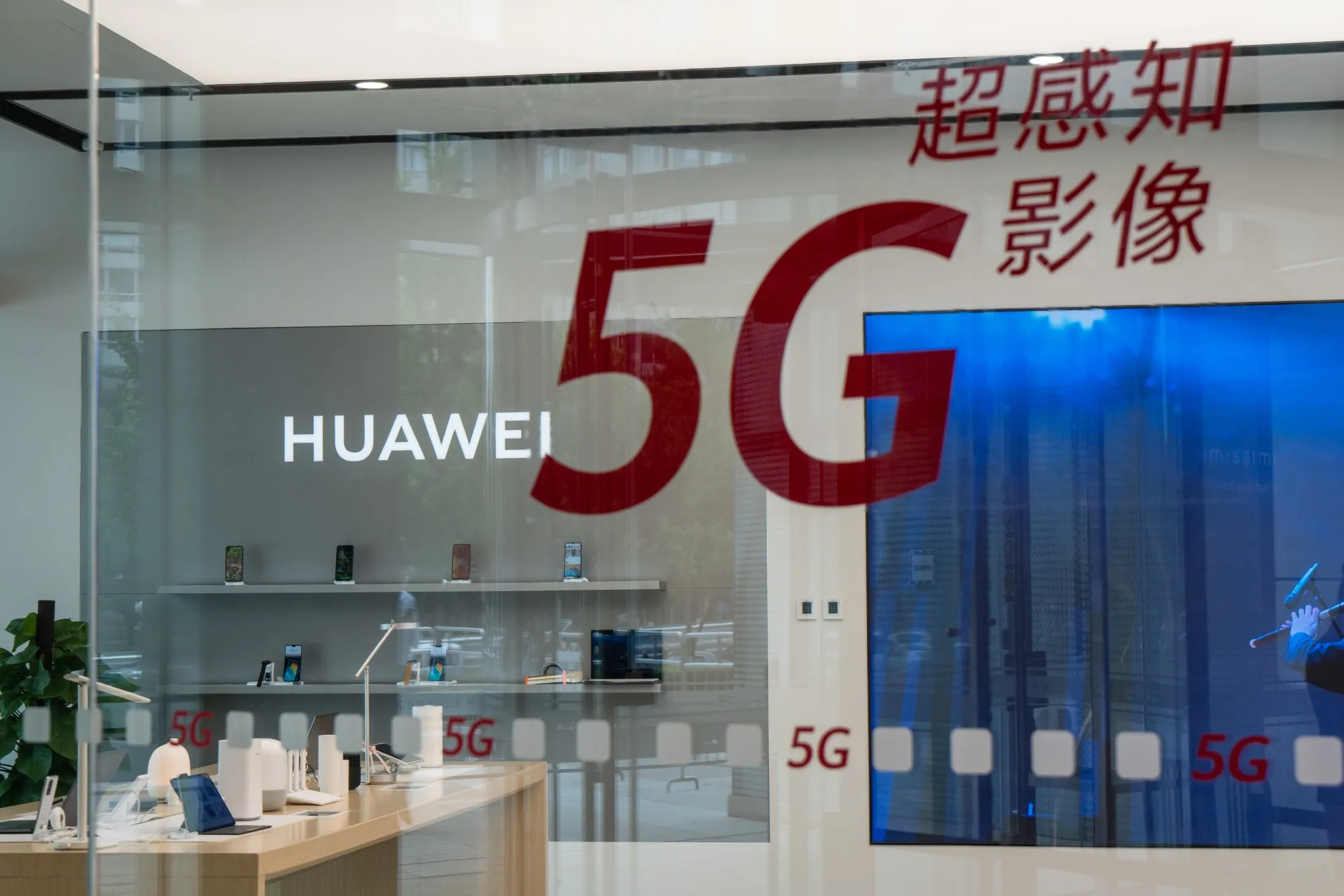 Huawei Stores As U.S. Chip Curb Deadline Approaches