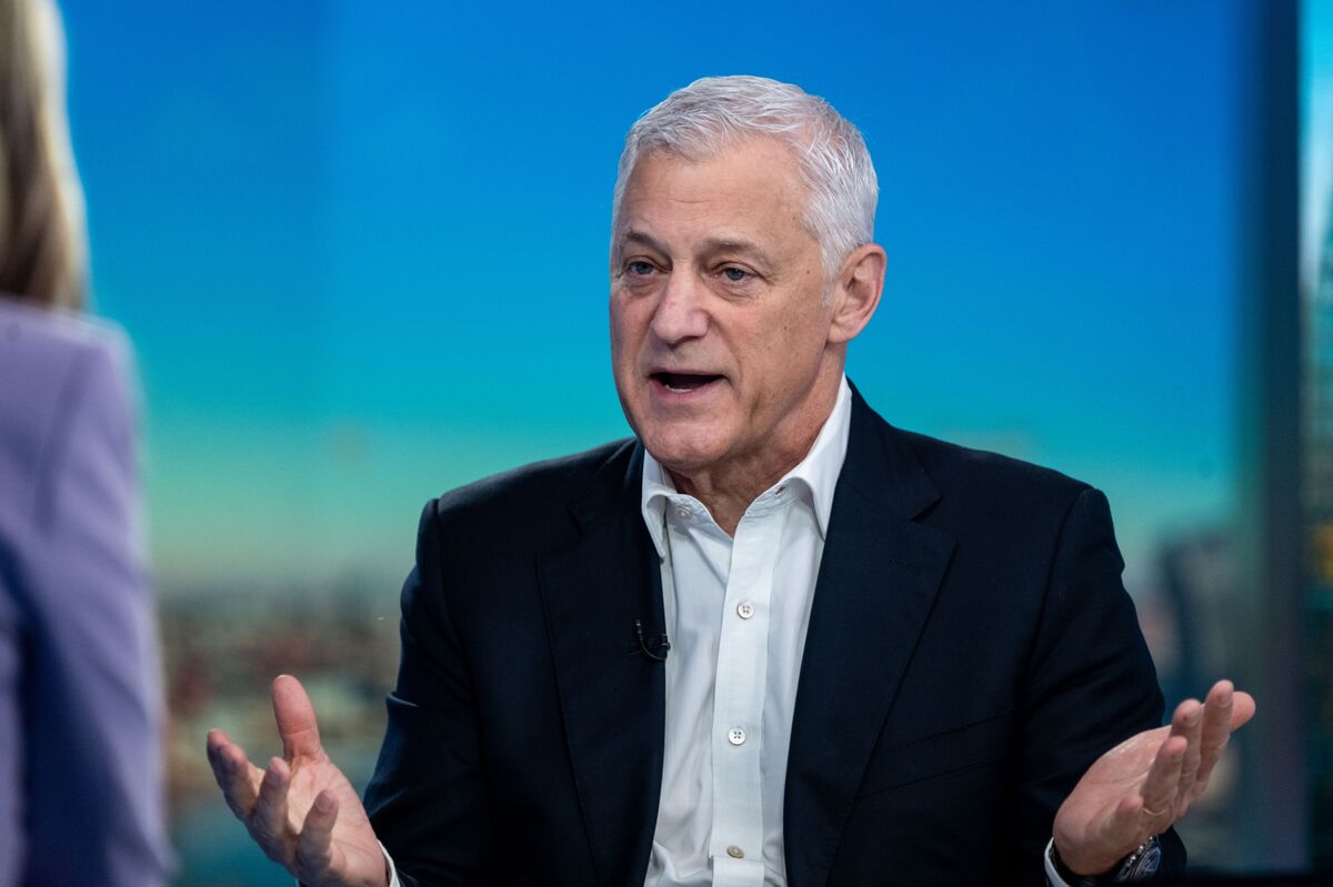 Finance: Standard Chartered's CEO issued an apology following backlash over remarks deemed to undervalue certain employees.
