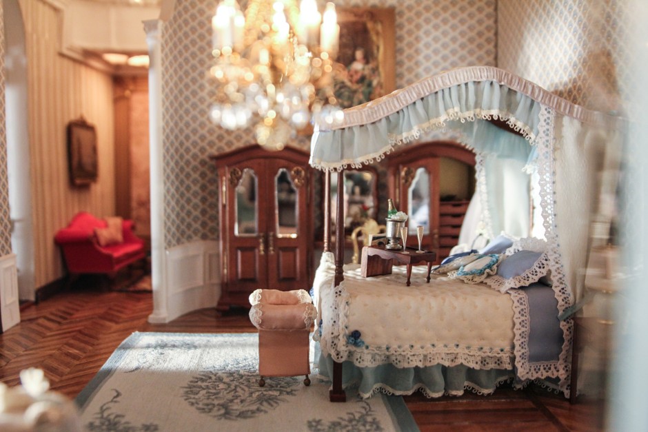 Dollhouse Appraised at $8.5 Million Is to Tour - The New York Times