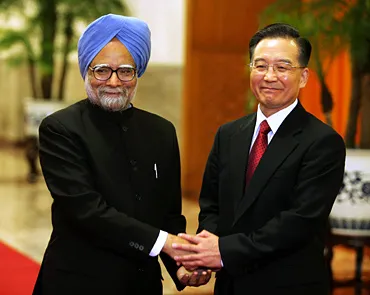 Visiting Indian Prime Minister Manmohan Singh (R) chats with Chinese counterpart Wen Jiabao before a welcoming ceremony on January 14, 2008 in Beijing, China. Singh is on a three-day visit to improve the relationship between the two nations. 