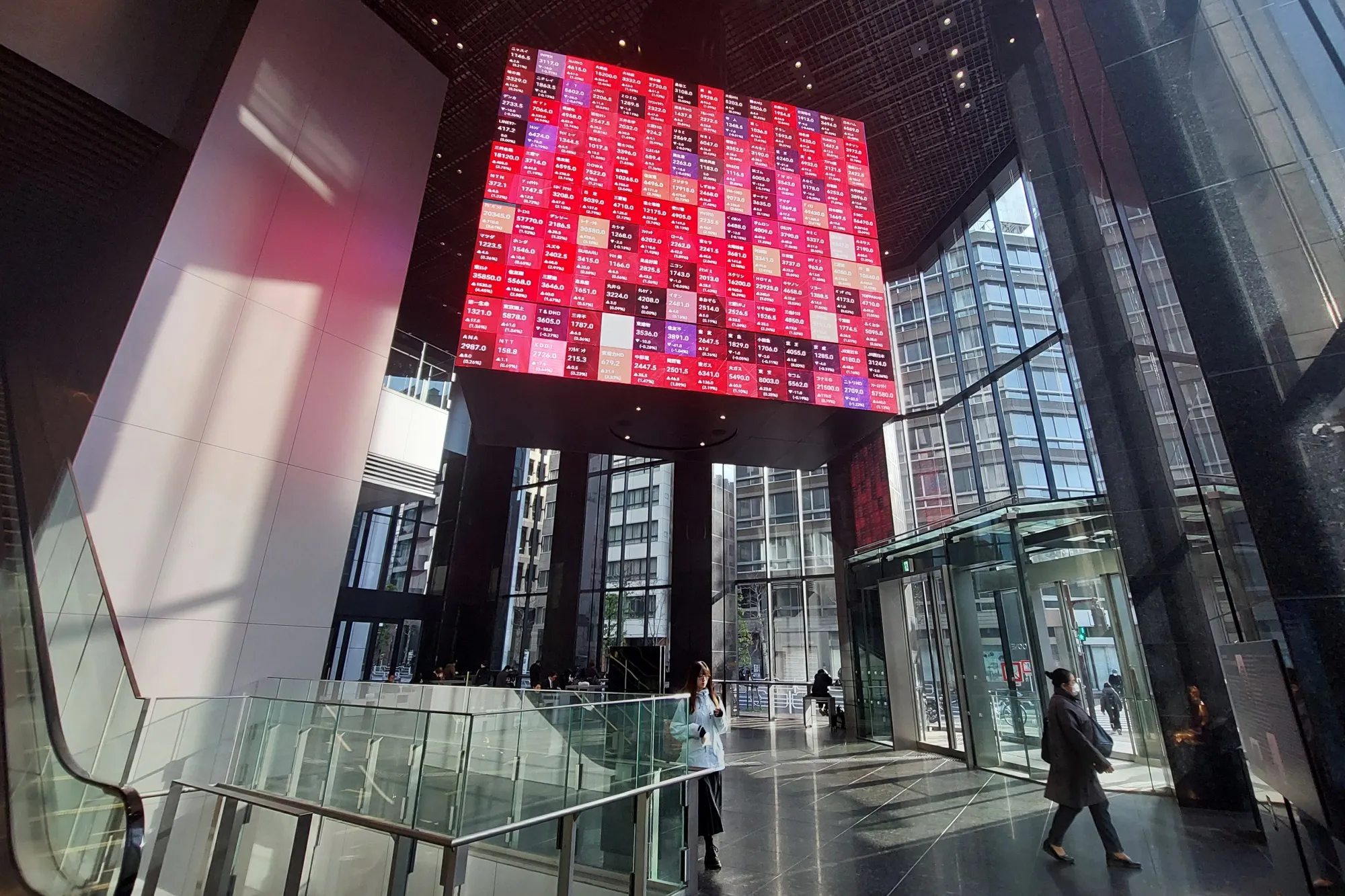 日本市況】債券上昇、30年入札順調とリスクオフ－日経平均800円安 - Bloomberg