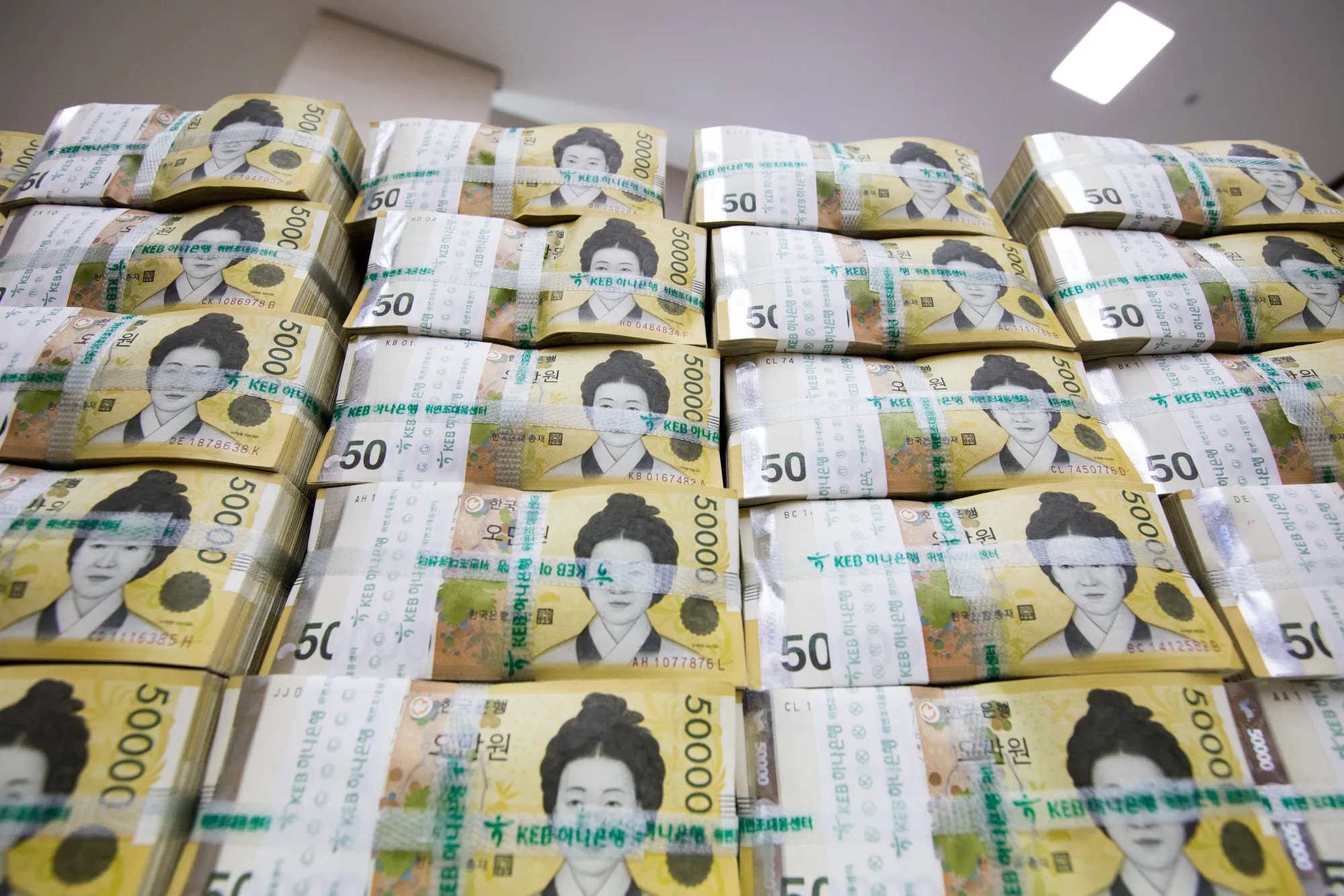 Genuine bundles of South Korean 50,000 won banknotes are arranged for a photograph at the Counterfeit Notes Response Center of KEB Hana Bank in Seoul, South Korea, on Monday, Aug. 14, 2017. The won advanced for the first day in four as top U.S. national security officials sought to damp down talk of am imminent war with North Korea following days of heightened rhetoric.