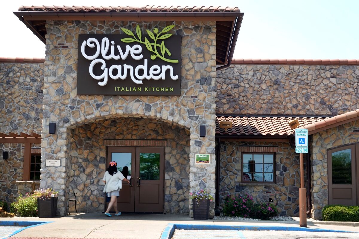 Olive Garden, Applebee's Are Serving SitDown Meals in a FastCasual