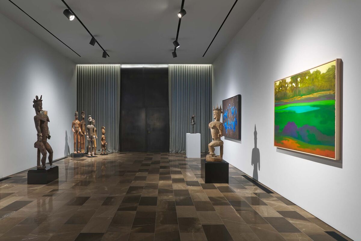 🟪"Urhobo + Abstraction: L'incontro tra la statuaria africana e l'arte astratta contemporanea nella mostra di Adam Lindemann"