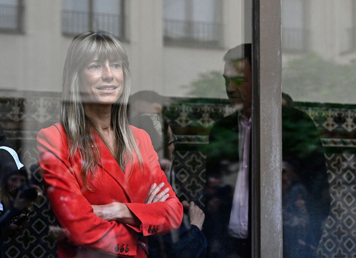 Spanish Court Orders PM’s Wife to Face Trial, Surrender Passport