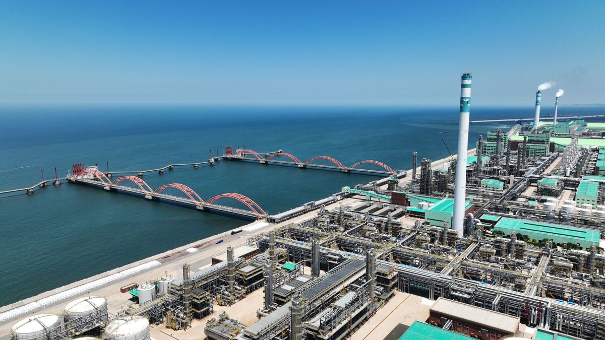 US Sanctions China Refinery, Iran Shadow Fleet Ahead of Talks