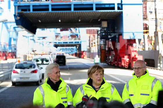 Merkel Hails Open Trade at Hamburg Port Before Pompeo Visit