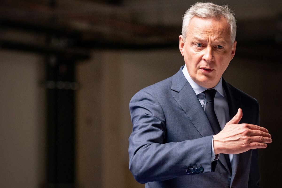 Le Maire Says French Debt Costs Would Rise on S&amp;P Downgrade