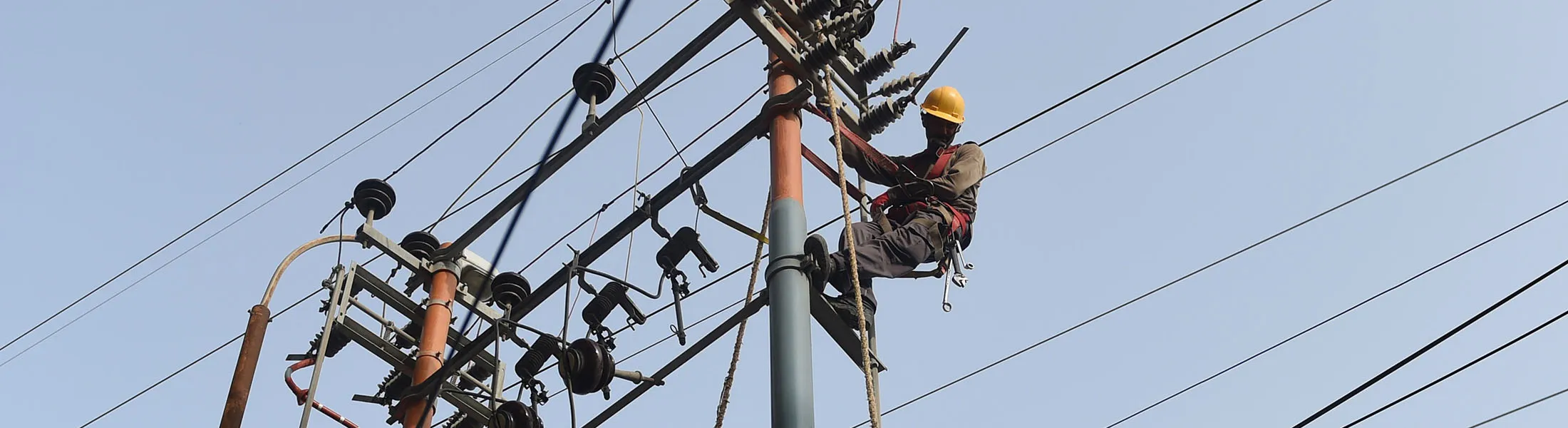 1505776630_pakistan power line lede