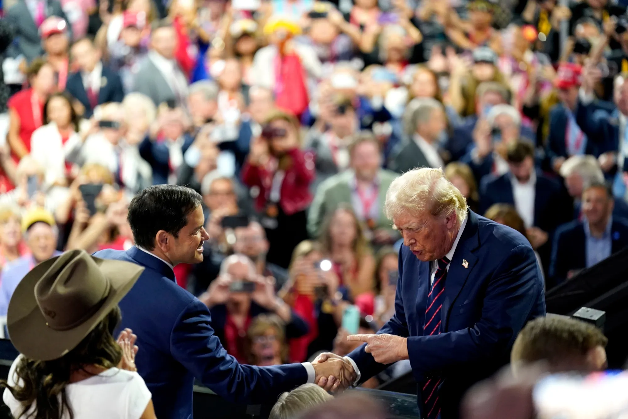 Marco Rubio y Donald Trump se saludan durante la Convención Nacional Republicana en Wisconsin, EE.UU., el 17 de julio 17, 2024.