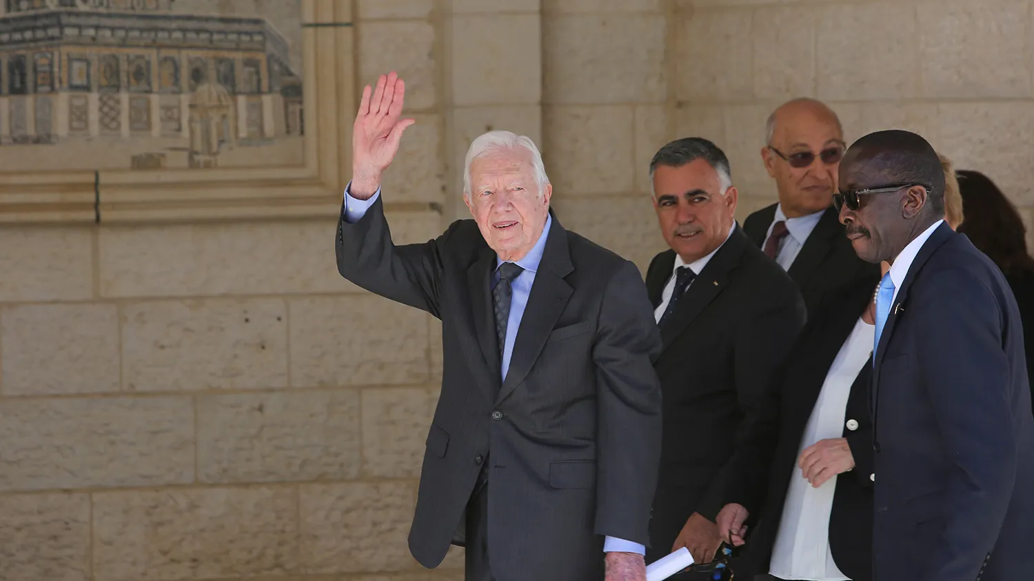 Former US president Jimmy Carter, a member of The Elders group of retired prominent world figures, waves as he arrives for a meeting with Palestinian leader Mahmud Abbas on May 2, 2015 in the West Bank city of Ramallah.
