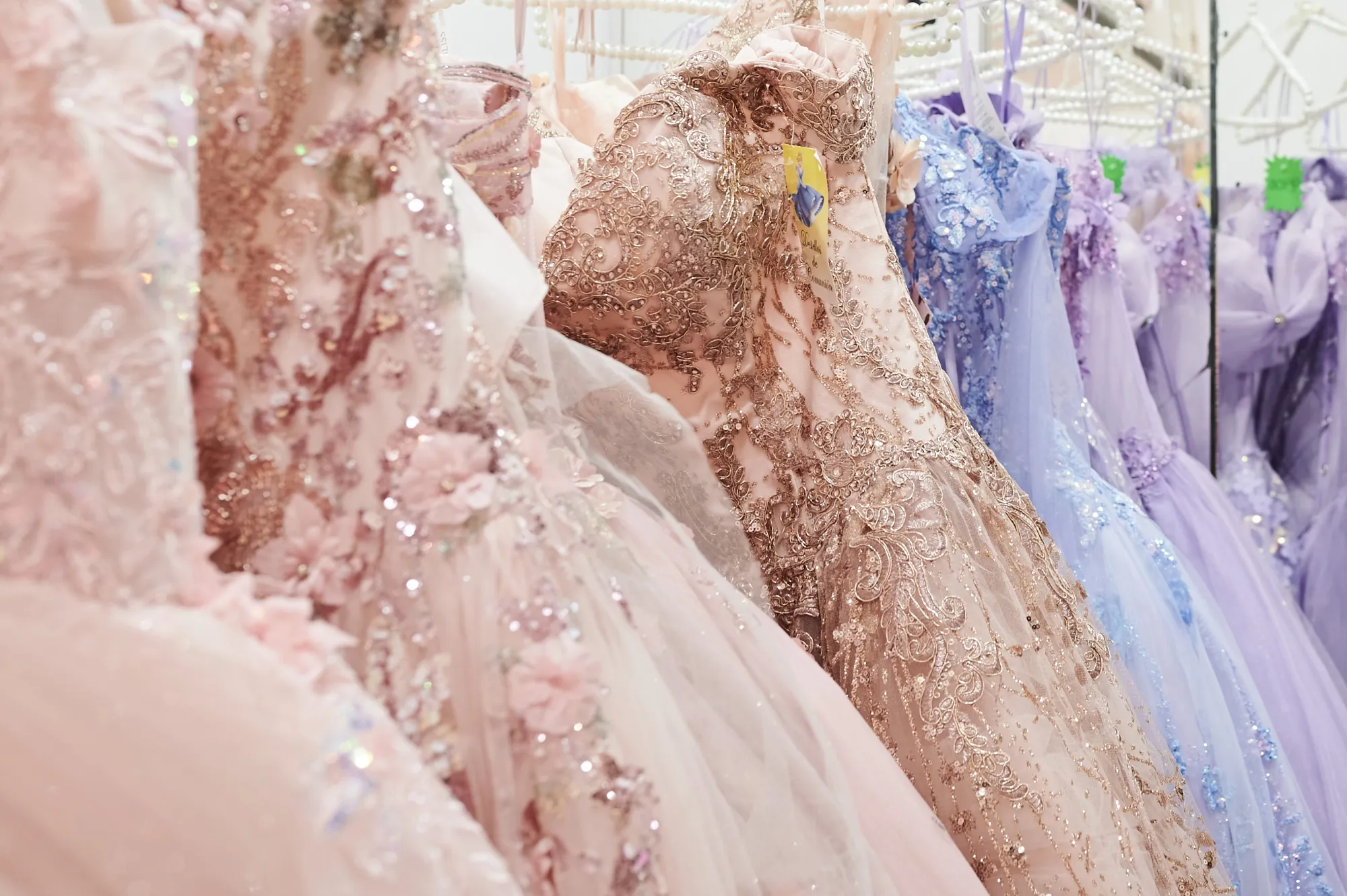 Diseñadores mexicanos que confeccionan vestidos de quinceañera, como los de la foto, pierden clientes por los vestidos más baratos fabricados en China.