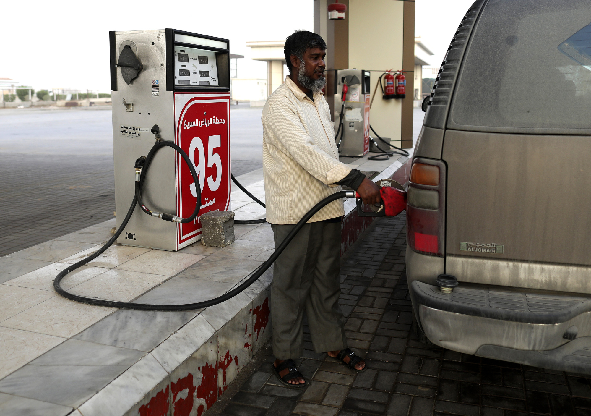 Саудовская аравия бензин. АЗС В Саудовской Аравии. Нефть бензин. Заправки в Дубае. Заправка в Аравии.