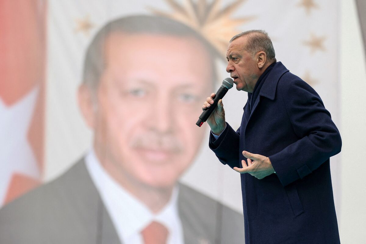 Erdogan Criticizes TUSIAD Amid Economic Turmoil, Investigations