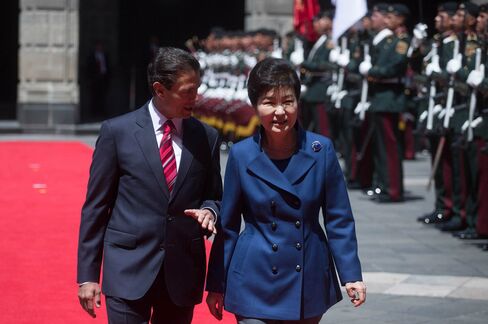 President of South Korea, Park Geun-hye and President of Mexico Enrique Pena Nieto in Mexico City on April 4.