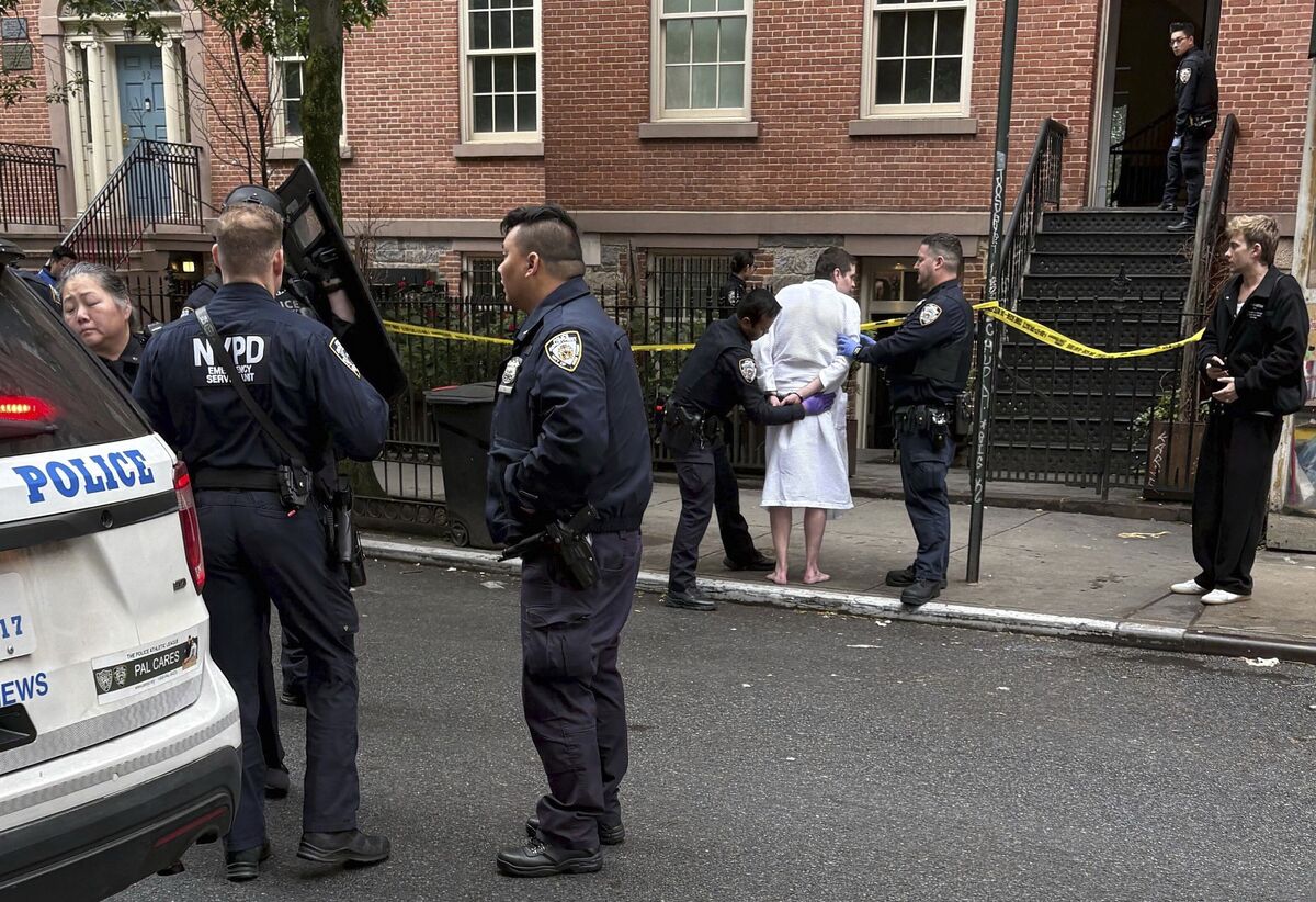 🟪"Scandalo a New York: Due Poliziotti in Servizio Modificato per Legami con Imprenditori Accusati di Rapimento"
