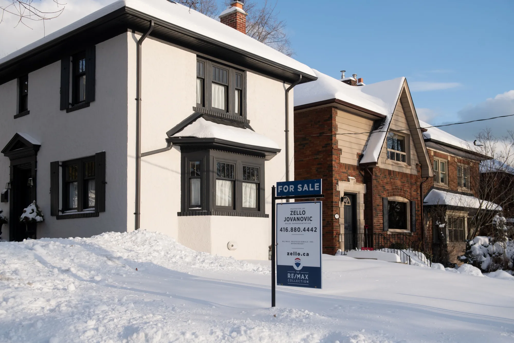 Houselisting Canada Canadian Home Listings Surge in Bet on Lower Rates Luring Buyers ...