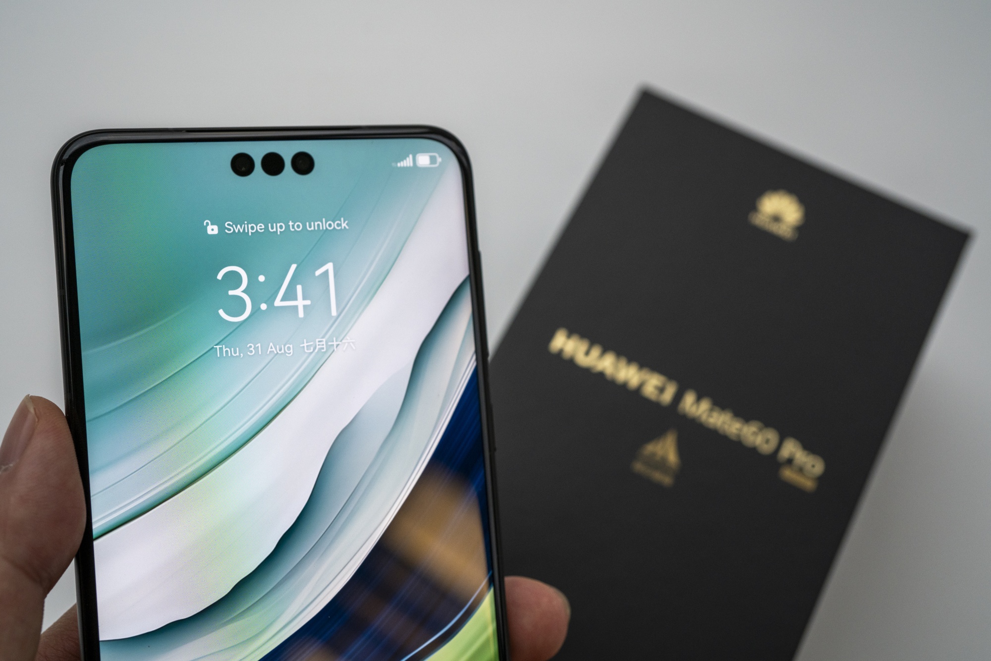 Huawei Mate 60 Pro Phone Shows Move Toward Made-In-China Parts - Bloomberg