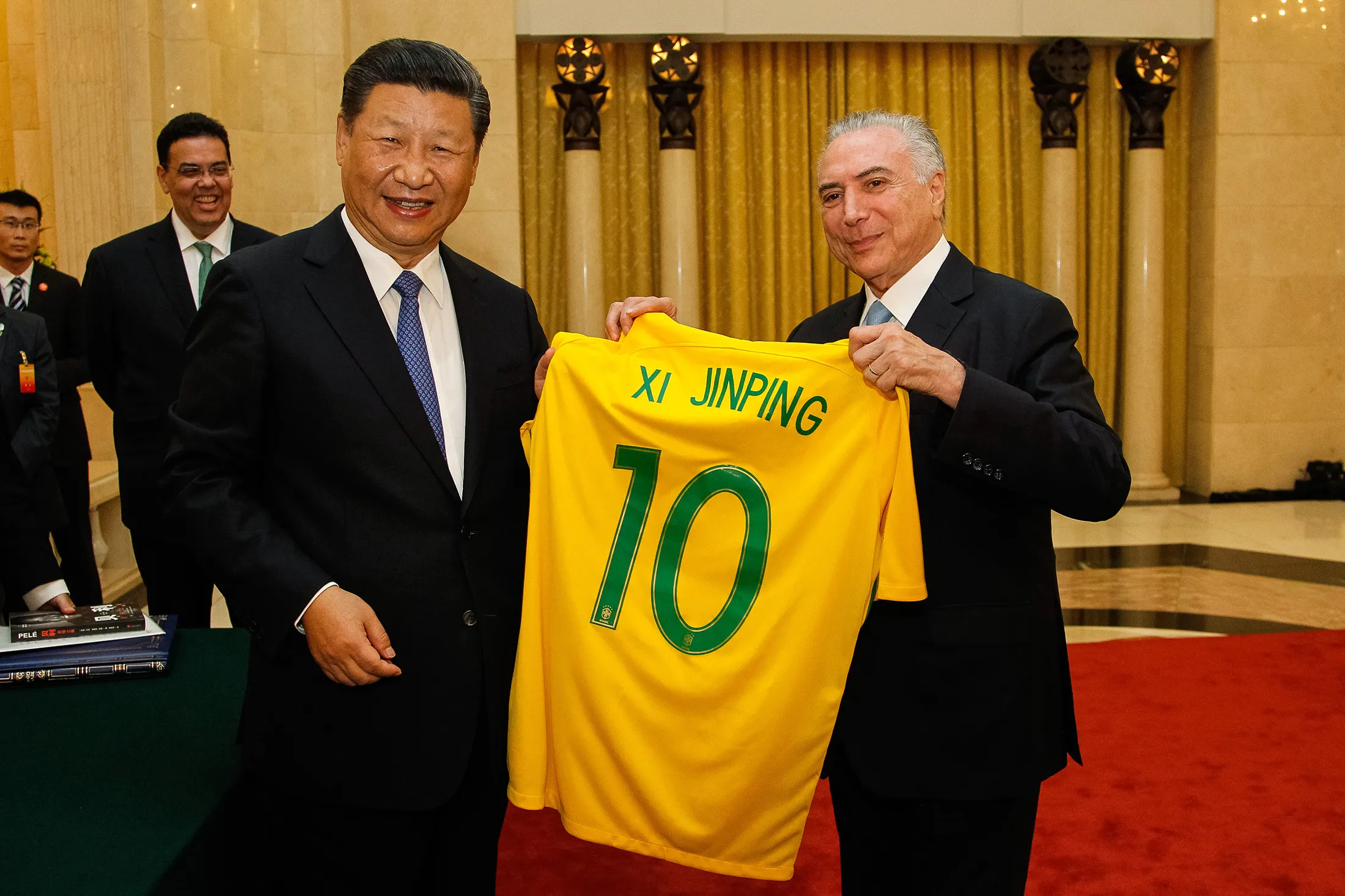 Xi Jinping accepts a gift from Michel Temer.