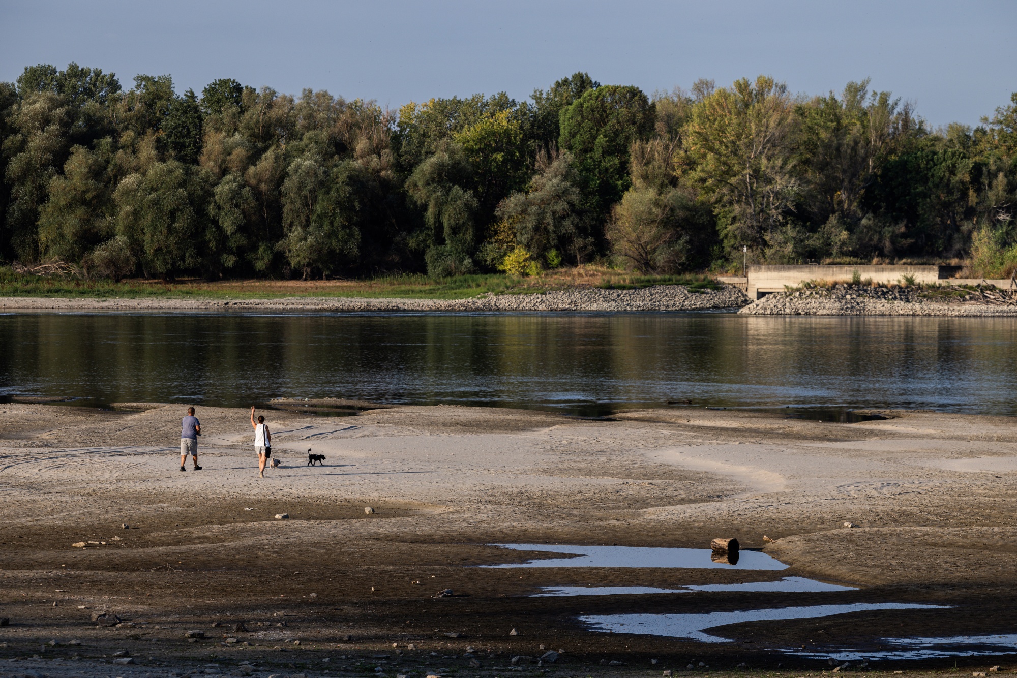  Exposed sections of riverbed on the River Danube