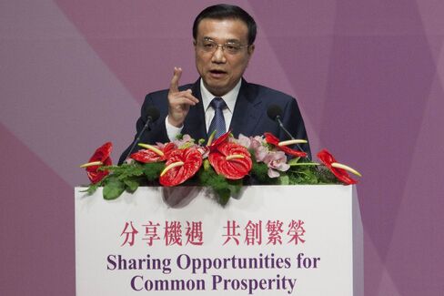 Li Keqiang, former Chinese vice premier, center, speaks during a forum in Hong Kong, China, on Wednesday, Aug.17, 2011. Li pledged an initial 20 billion yuan ($3.1 billion) quota for Hong Kong companies to invest in securities in China to support the city's bid to become a global hub for finance in the currency.