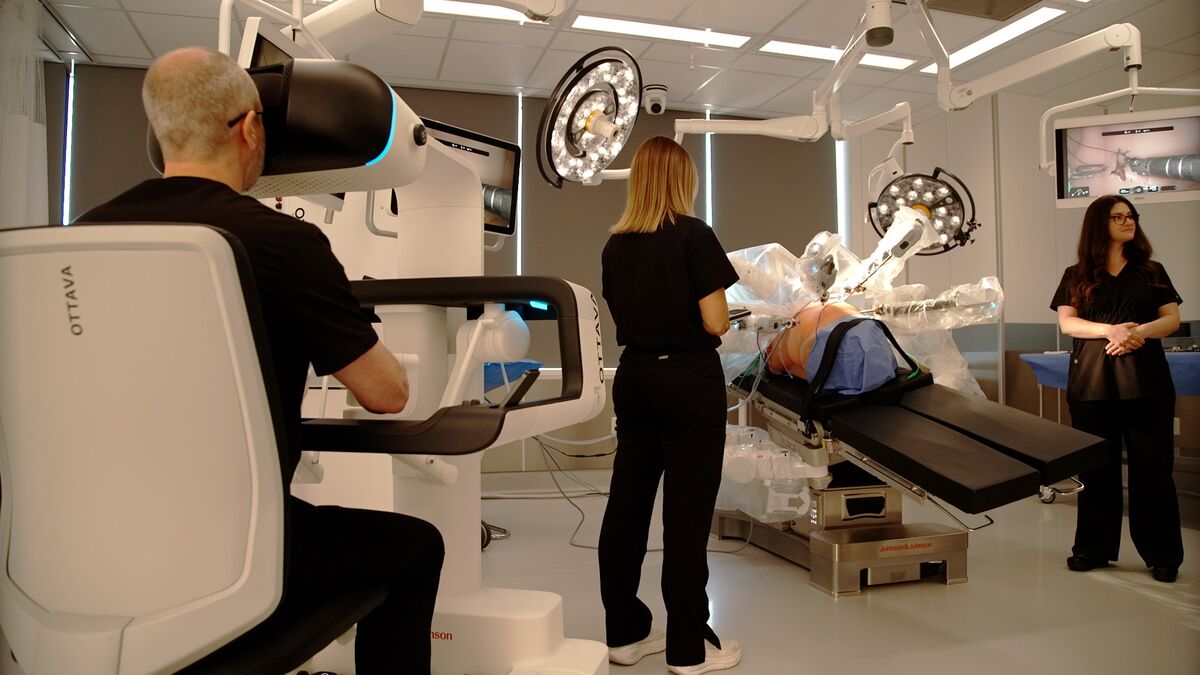 bloomberg.com - Robert Langreth - J&amp;J Receives FDA Approval for Soft Tissue Surgical Robot