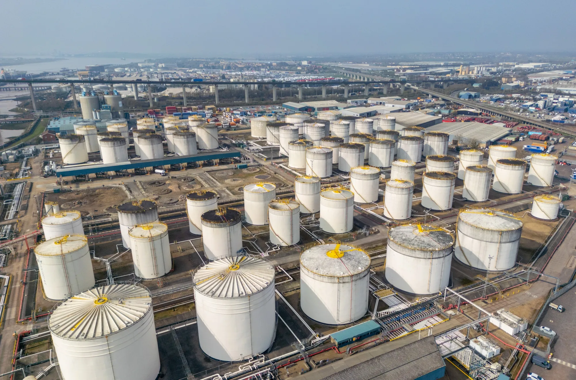 Iran oil prices slide 5% as Tehran signals halt to attacks if US holds pause; US refrains from striking for second straight night