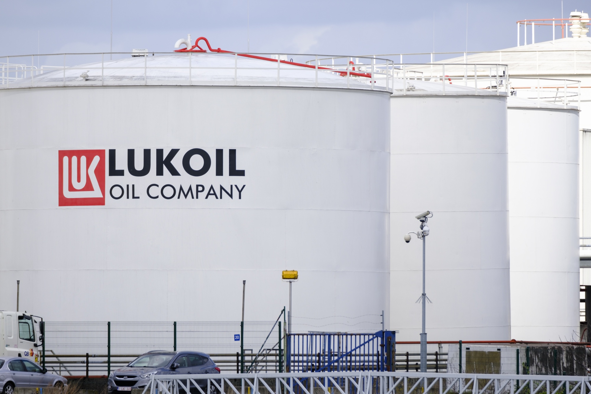 Lukoil Mulls Trading Split Refinery Sale To Keep Oil Flows Bloomberg