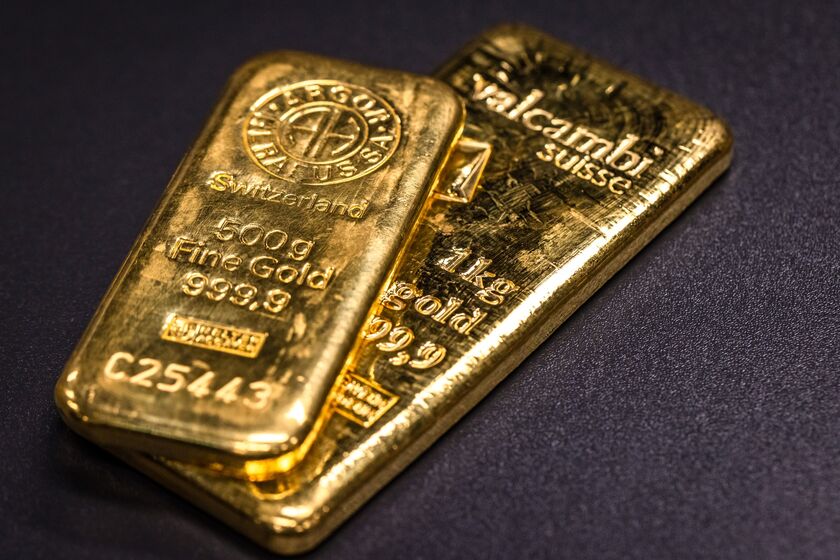 Gold Falls on Stronger Dollar as US Offers Auto Tariff Reprieve