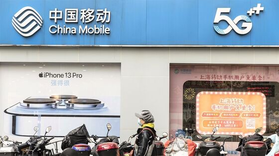 China Mobile Shares Rise In First Day of Trade in Shanghai