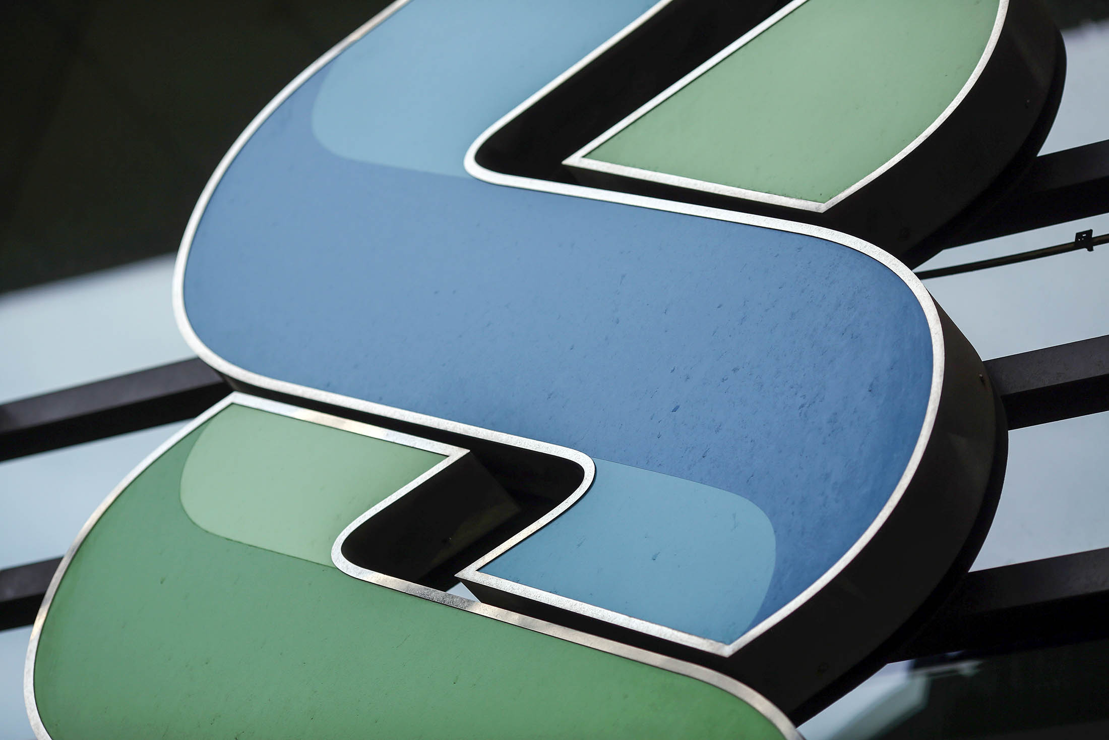 Standard Chartered Drops After First Annual Loss Since 1989 Bloomberg