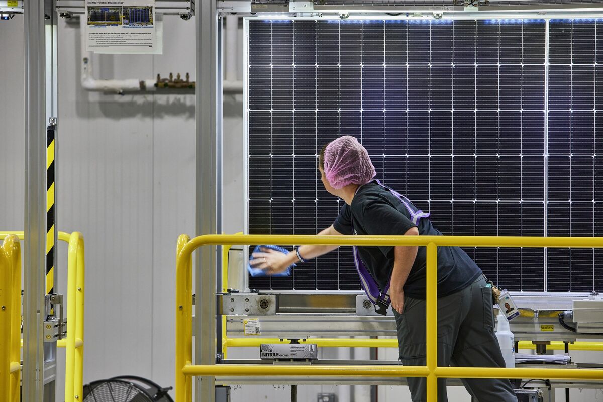 US Manufacturing Output Stalls for First Time This Year